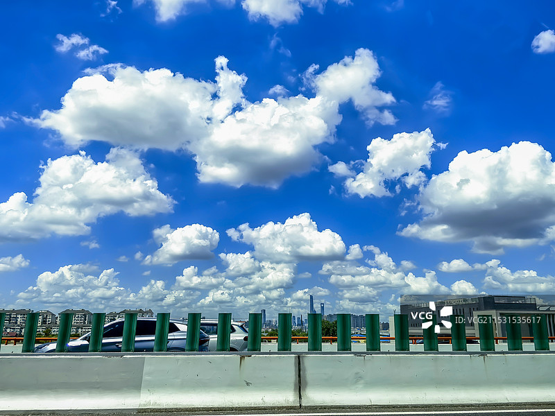 上海的蓝天白云图片素材