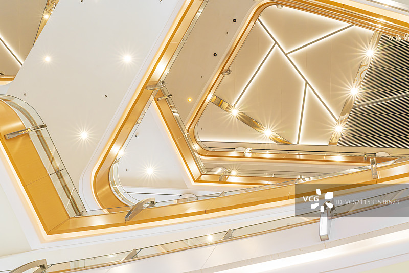 现代豪华商场武商梦时代建筑穹顶内部楼梯结构图片素材