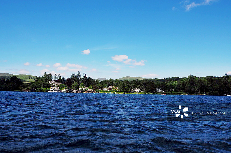 蓝天映衬下的海景和山景图片素材