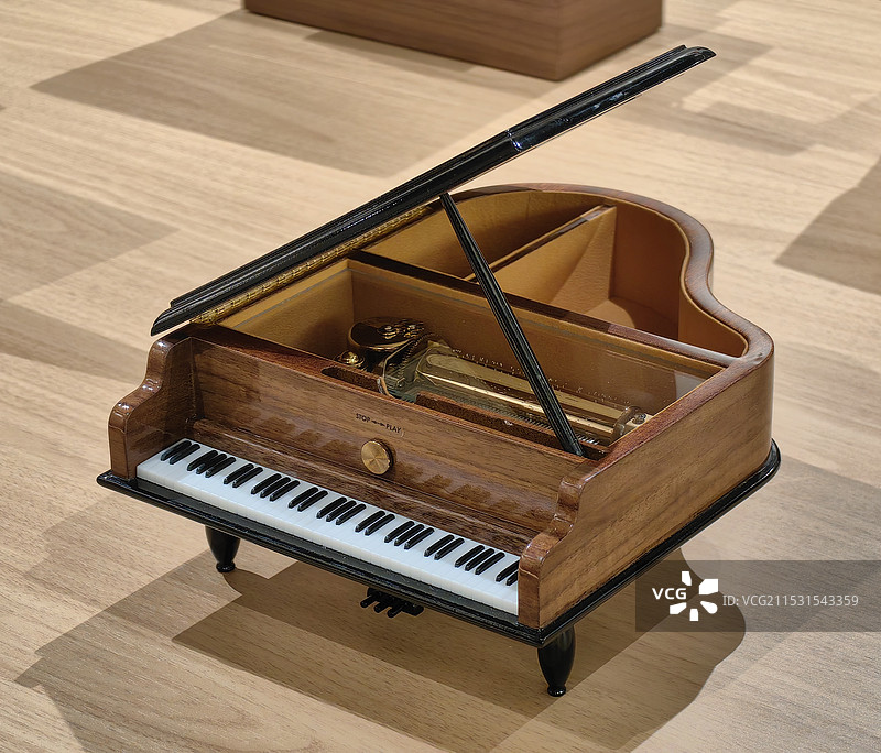 木质三角钢琴图片素材