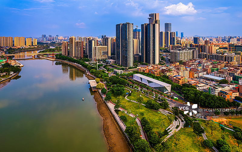 沐浴午后阳光的城市图片素材