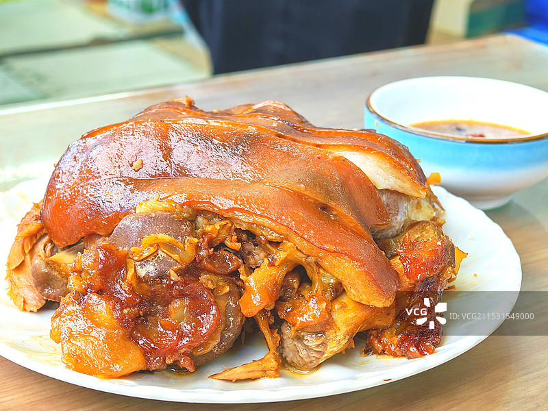 一盘酱香猪肘图片素材