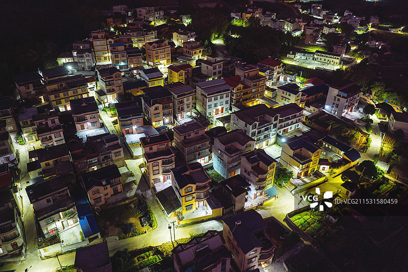 中国广西梧州蒙山县太阳能路灯照亮村屯之夜图片素材