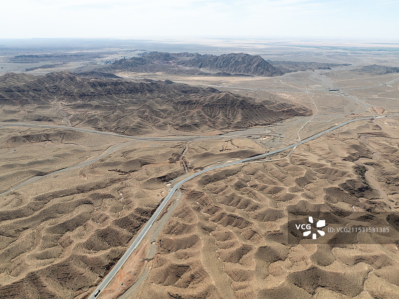航拍宁夏银川贺兰山边的公路图片素材
