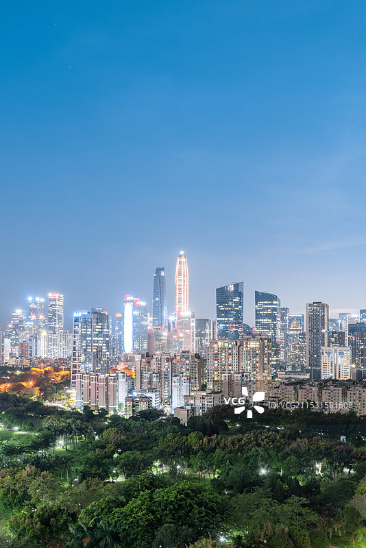 中国广东深圳福田CBD中心公园繁华城市地标建筑和夜景图片素材