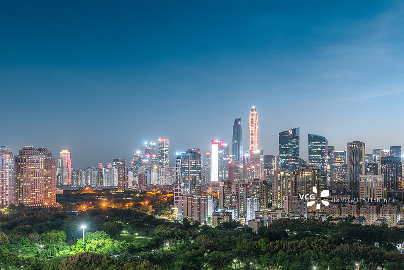 中国广东深圳福田CBD中心公园繁华城市地标建筑和夜景图片素材
