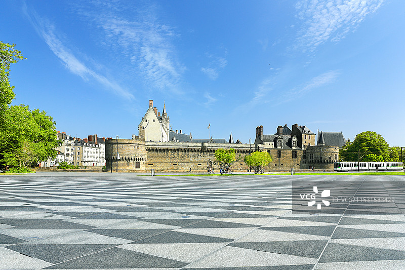 有轨电车通过法国南特市布列塔尼公爵城堡图片素材