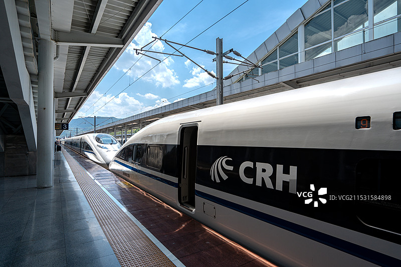 晴天动车站站台和谐号动车风景图片素材