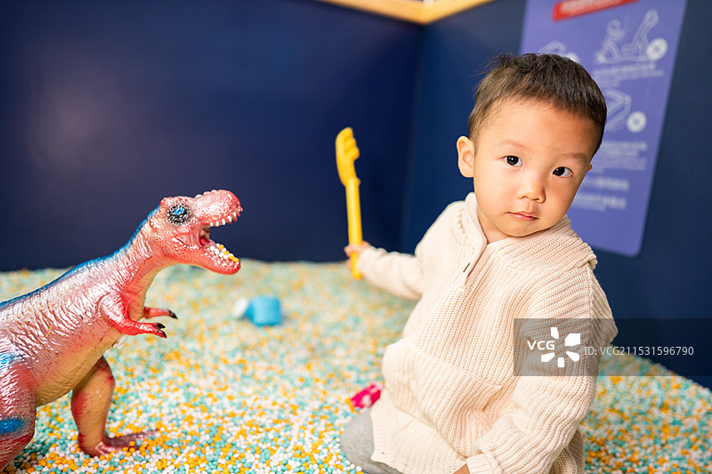 冬天在室内儿童乐园玩耍的2岁小男孩图片素材