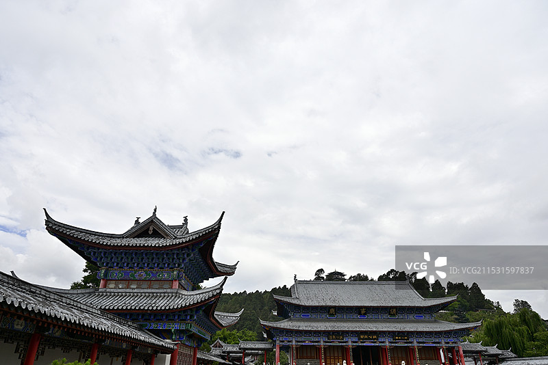 蓝天白云下的中国云南省丽江古城“木府”中式古建筑图片素材