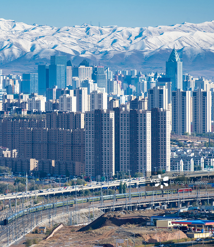 一列火车行驶在乌鲁木齐市区图片素材