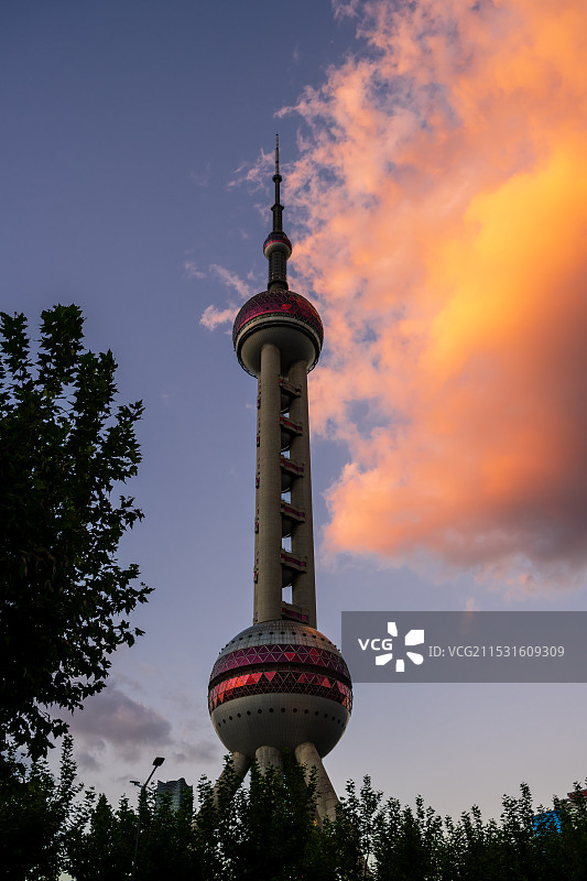 夕阳彩色云朵映衬下的上海东方明珠广播电视塔，十分壮观美丽图片素材