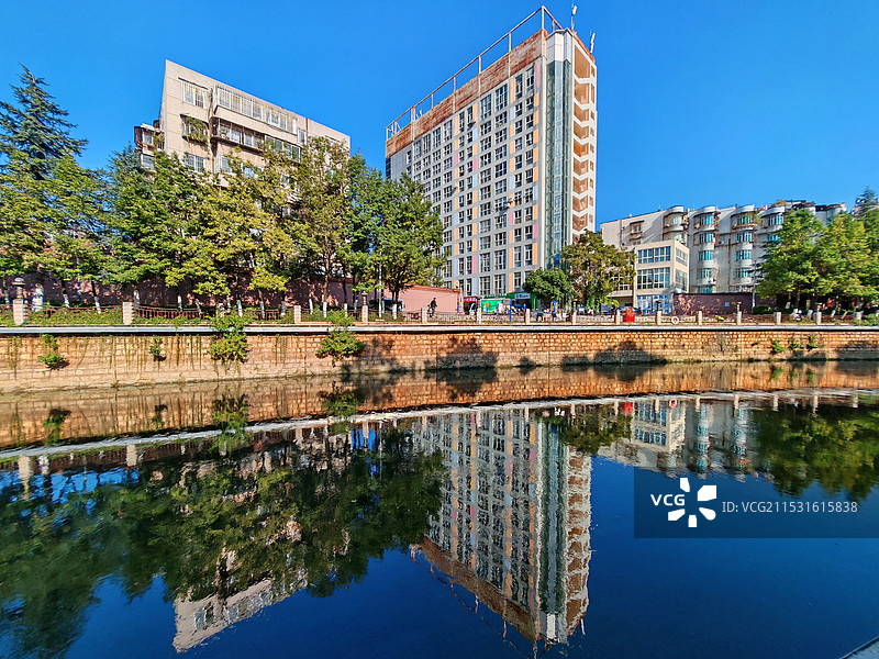 云南昆明穿城河流盘龙江水天一色的沿岸风景图片素材