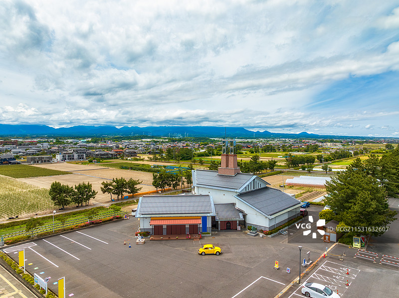 霓虹国，日本本州，中国地区，东伯郡，北荣町，由良，青山刚昌故乡馆，阿笠博士，黄色甲壳虫，日本海，航拍图片素材