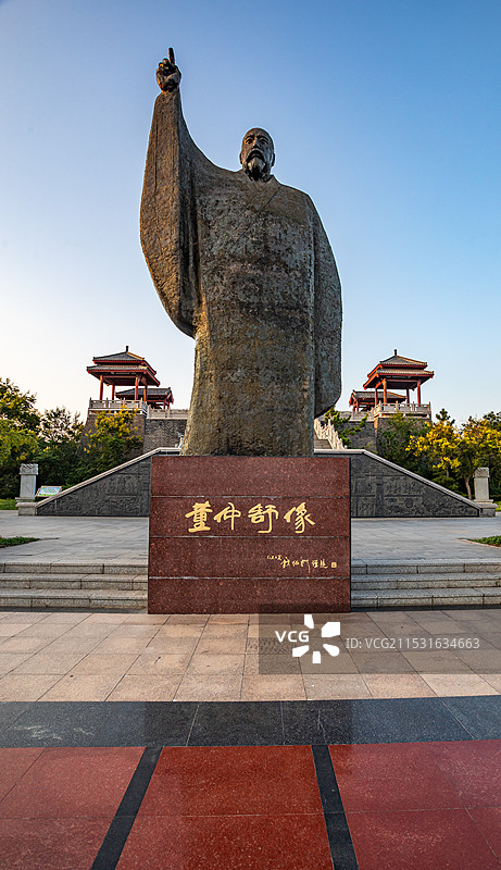 黄昏中的山东德州董子园景区董子故里董仲舒塑像特写镜头与董子读书台牌坊建筑特写镜头图片素材