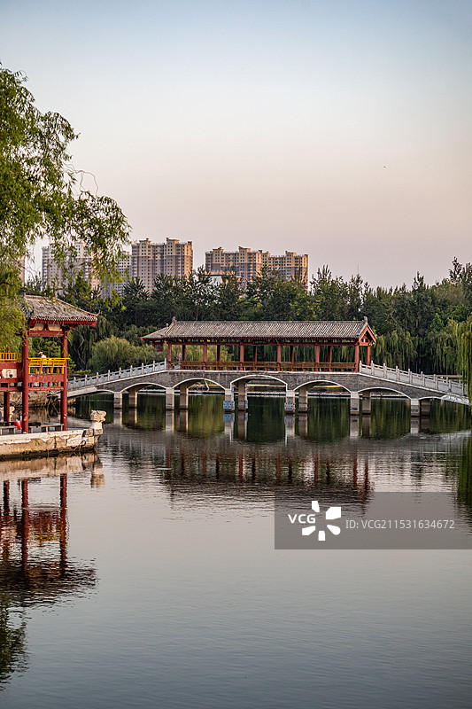 初秋黄昏晚霞中的山东德州董子园景区亭台楼榭桥建筑倒影景观图片素材