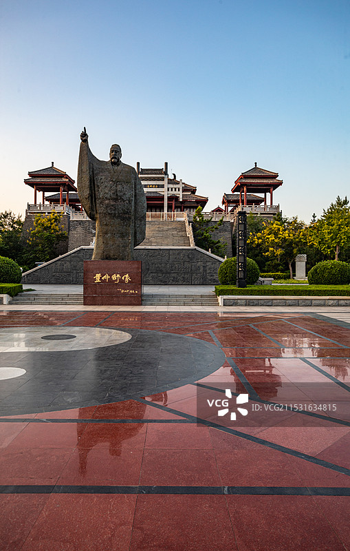 黄昏中的山东德州董子园景区董子故里董仲舒塑像特写镜头与董子读书台牌坊建筑特写镜头图片素材