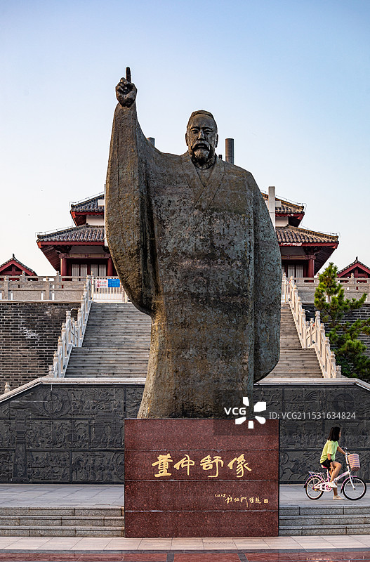 黄昏中的山东德州董子园景区董子故里董仲舒塑像特写镜头与董子读书台牌坊建筑特写镜头图片素材