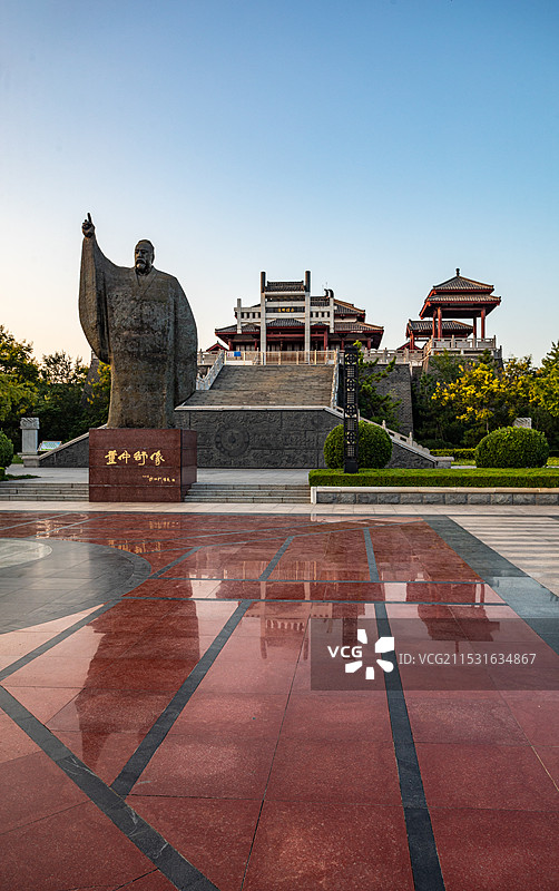 黄昏中的山东德州董子园景区董子故里董仲舒塑像特写镜头与董子读书台牌坊建筑特写镜头图片素材