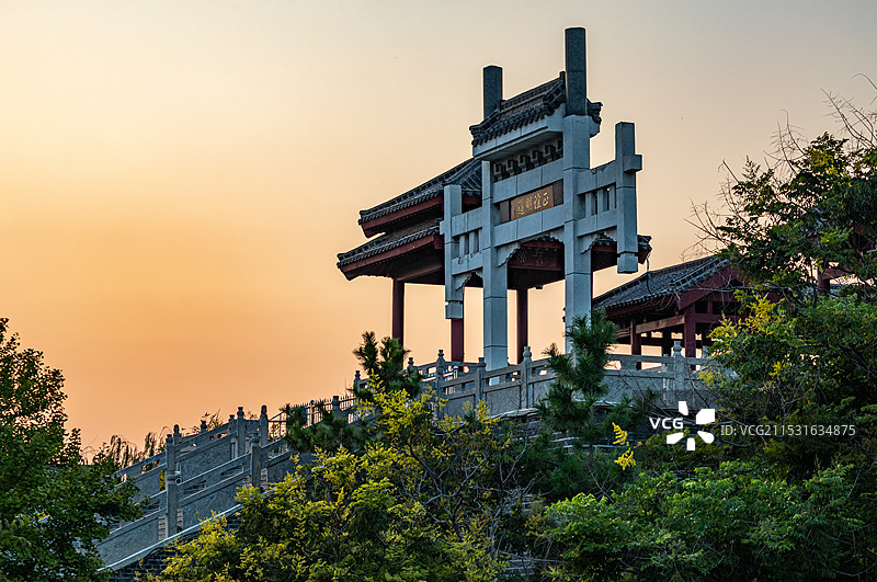 黄昏中的山东德州董子园景区董子故里董仲舒塑像特写镜头与董子读书台牌坊建筑特写镜头图片素材