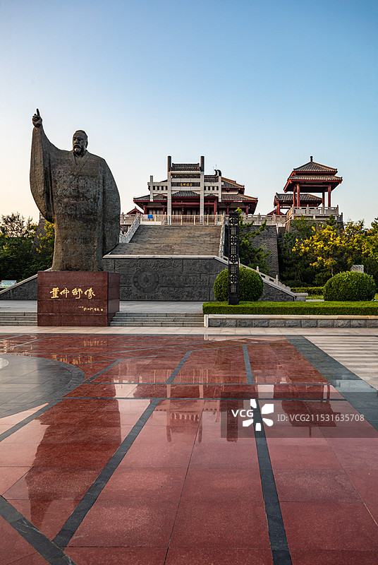 黄昏中的山东德州董子园景区董子故里董仲舒塑像特写镜头与董子读书台牌坊建筑特写镜头图片素材