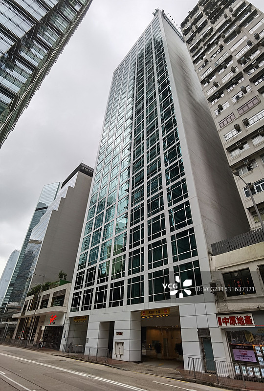 香港中环金钟摩天大楼外立面倾斜低视角仰视图片素材