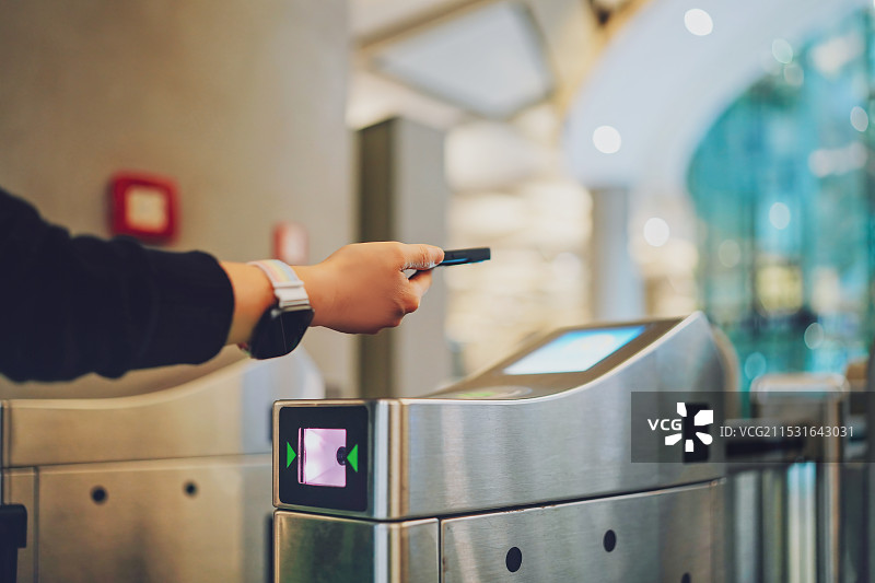 使用智能手机在交通枢纽进行现代数字支付图片素材