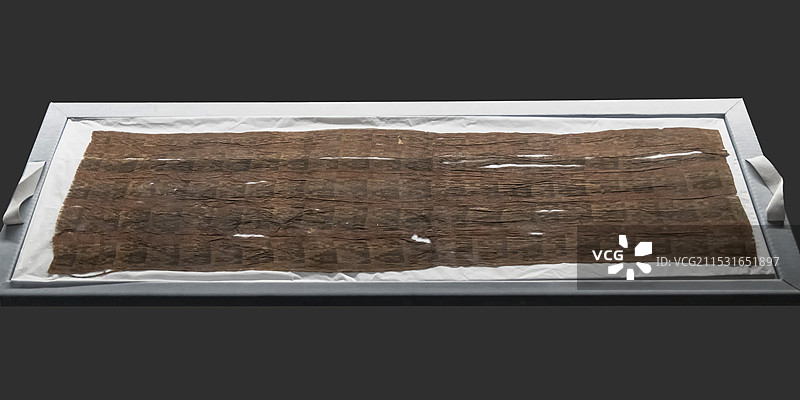 中国国家博物馆“青铜时代曾楚艺术展”：塔形纹锦（战国，1982年江陵马山1号墓出土，荆州博物馆藏）图片素材