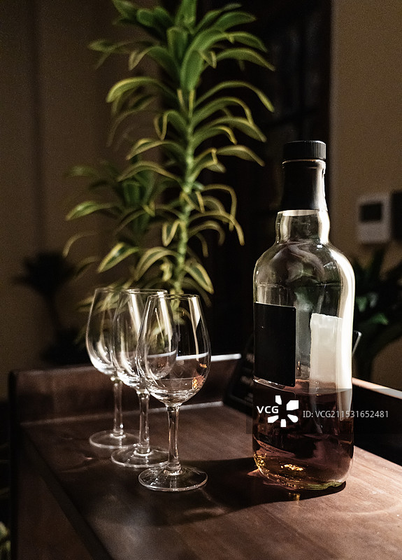 酒类品鉴会现场高脚杯特写图片素材