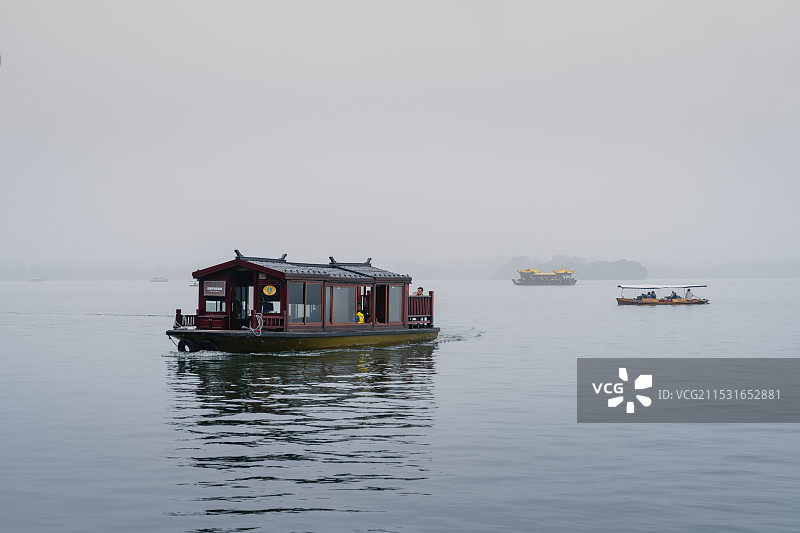 烟雨中的杭州西湖游船图片素材