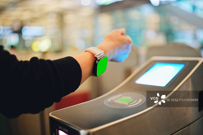 采用智能腕带接入技术的现代旋转栅门图片素材