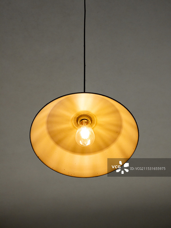 暖色调的简约复古吊灯图片素材
