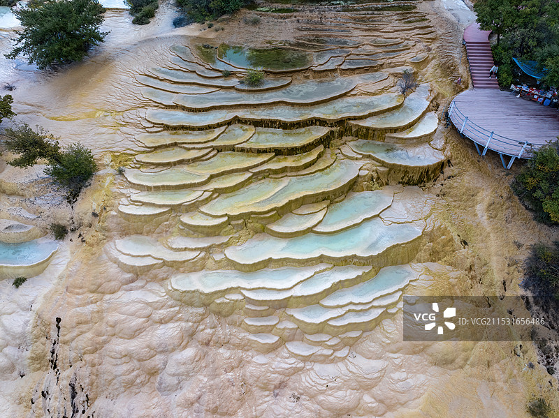 云南香格里拉虎跳峡白水台盐湖瑶池高空航拍图片素材
