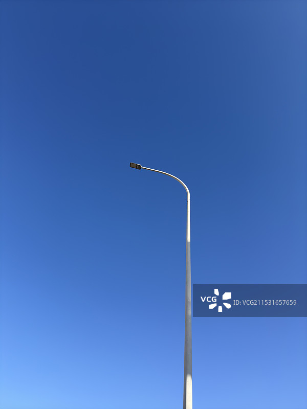 冬日晴天路灯图片素材