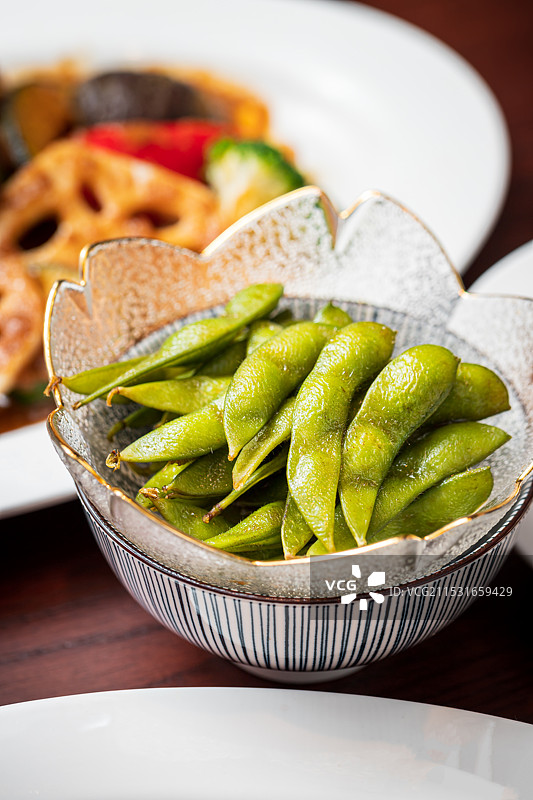 桌上碗里的毛豆特写镜头图片素材