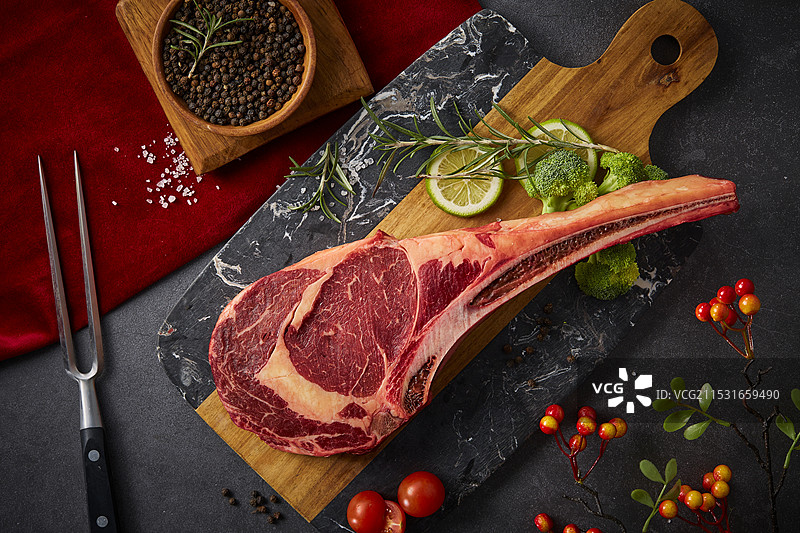 新鲜的牛排在黑色的背景上图片素材
