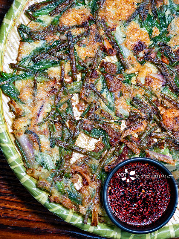 餐盘里的韩国海鲜葱饼图片素材