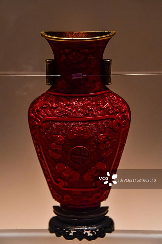 浙江博物馆清中期剔红五福捧寿纹壁瓶图片素材