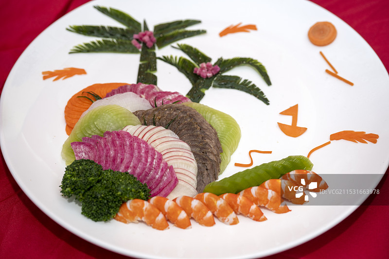 牛肉片虾仁凉菜拼盘美食图片素材