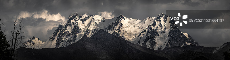 博格达峰图片素材