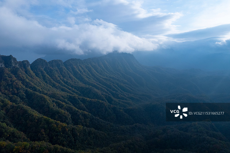 秋天的光雾山航拍图片素材