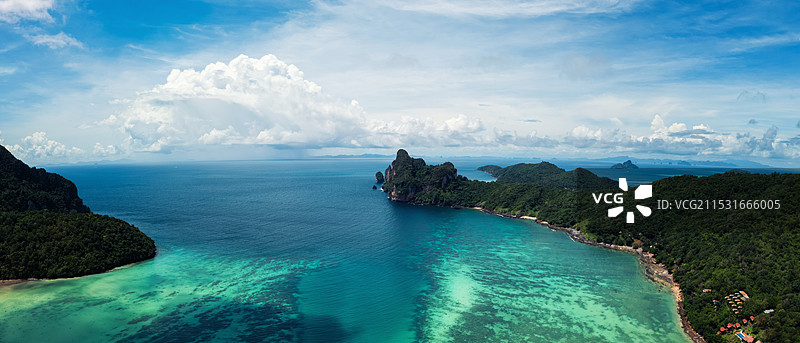 航拍皮皮岛的高山与大海图片素材