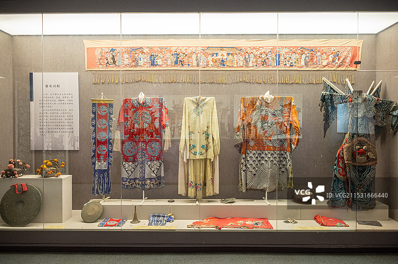 重庆渝北历史文化陈列馆展出的川剧戏服图片素材