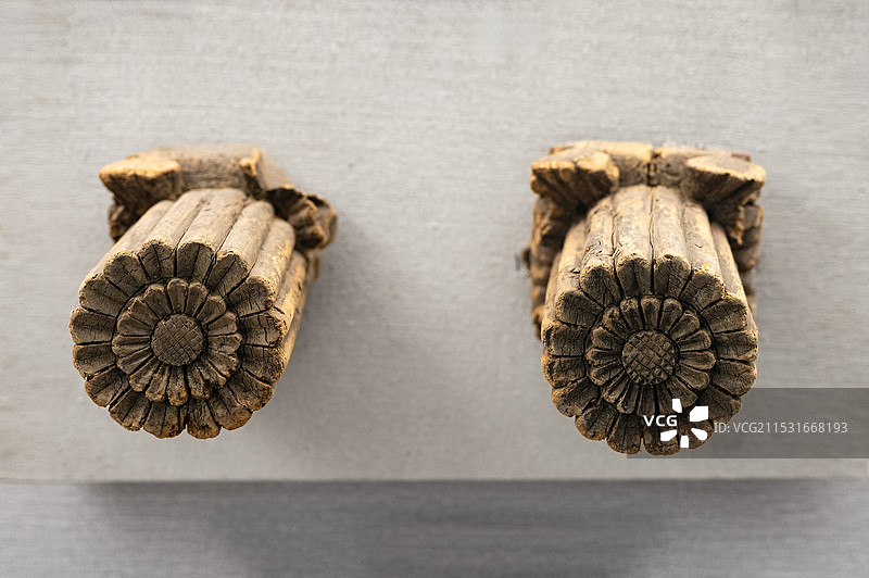 重庆渝北历史文化陈列馆展出的向阳花转经轮门簪图片素材