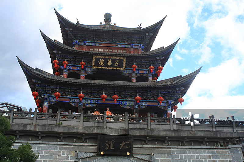 大理古城五华楼在蓝天下的特写图片素材