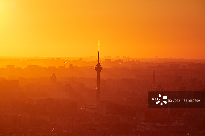 在北京西山国家森林公园鬼笑石眺望晨曦中的中央电视塔图片素材