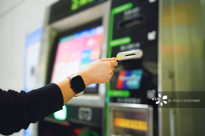在现代ATM机上手动使用智能卡进行金融交易图片素材