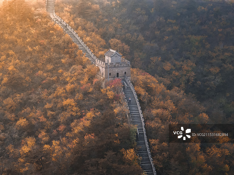 北京怀柔区黄花城水长城秋天航拍自然风光图片素材