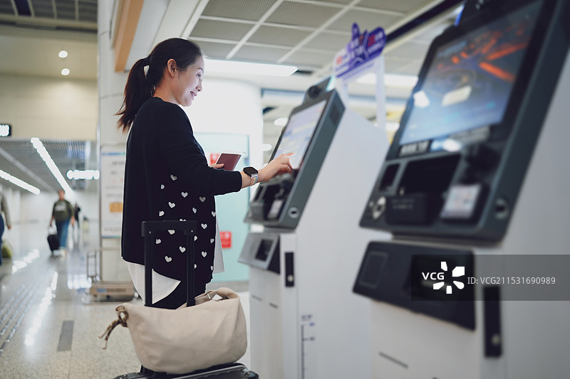 利用现代信息亭技术在机场高效办理登机手续图片素材