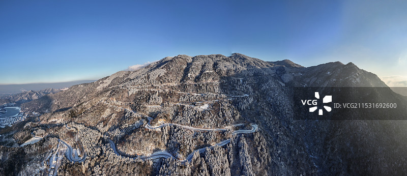 航拍冬天下雪后的浙江金华山全景图片素材